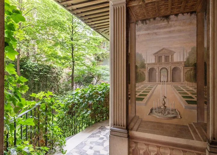 Classy Heritage Home, Center, 7 Guests Apartment