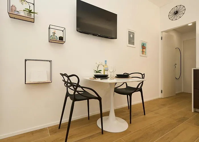 アパート Duomo 10 Min - Cozy With Netflix & Wifi *