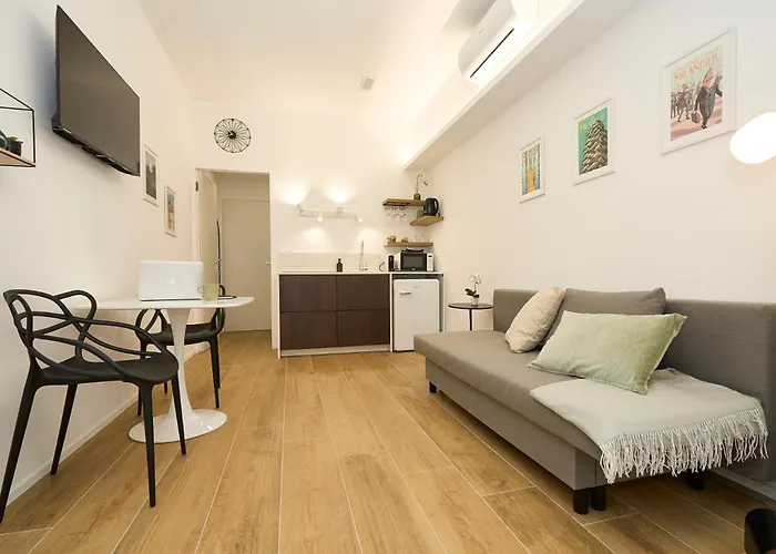 Duomo 10 Min - Cozy With Netflix & Wifi アパート *