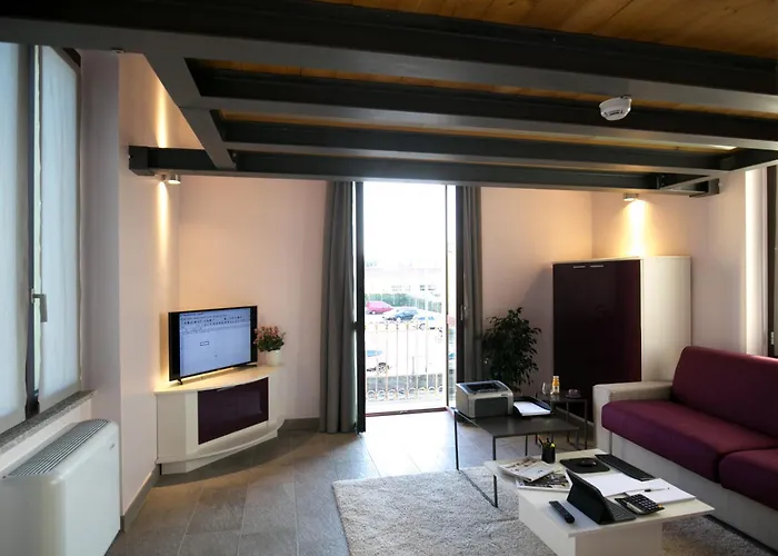 Versoverde Alzaia Naviglio Grande ميلان