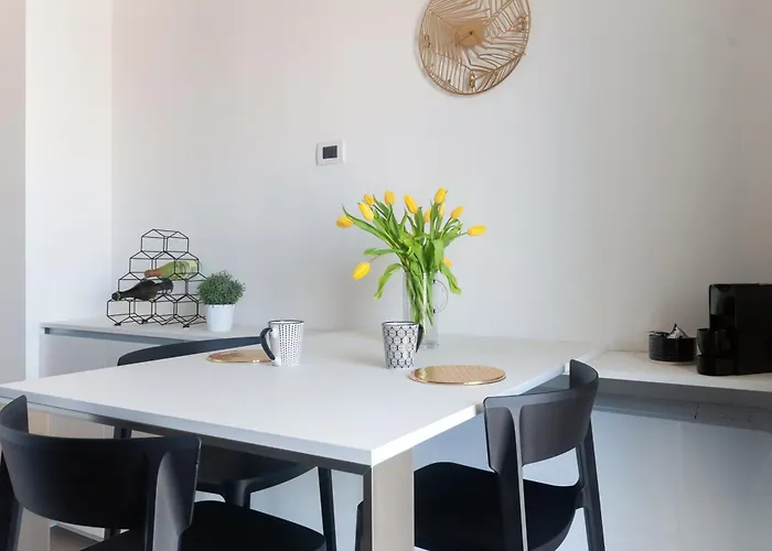 Apartment With Panoramic View Of And Public Free Parking Lot *