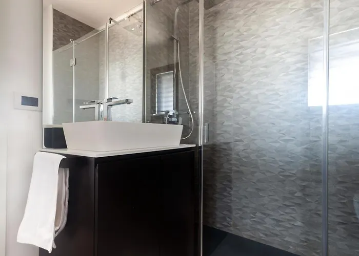 Apartment With Panoramic View Of And Public Free Parking Lot *