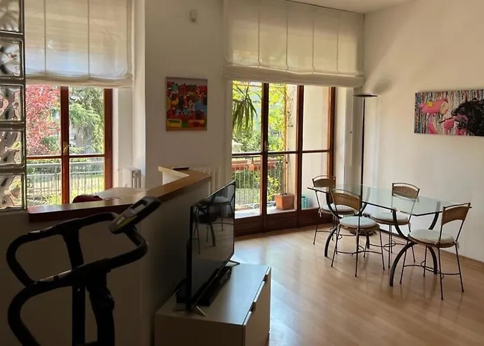 And Cosy Flat In Area * Milánó