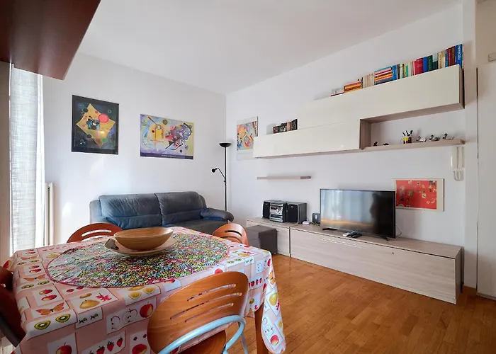 Xenia - Cozy Near Porta Romana Apartment *