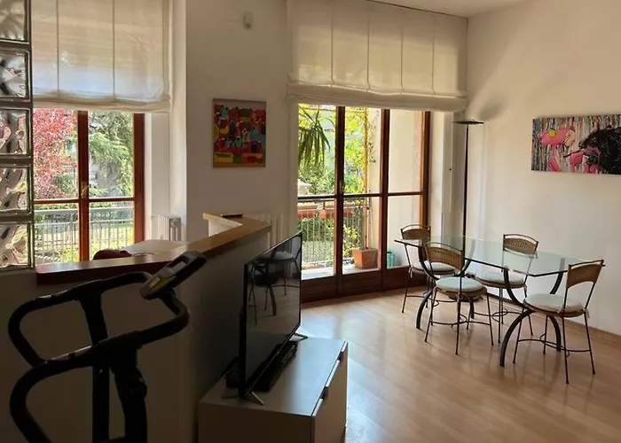 And Cosy Flat In Area Milánó