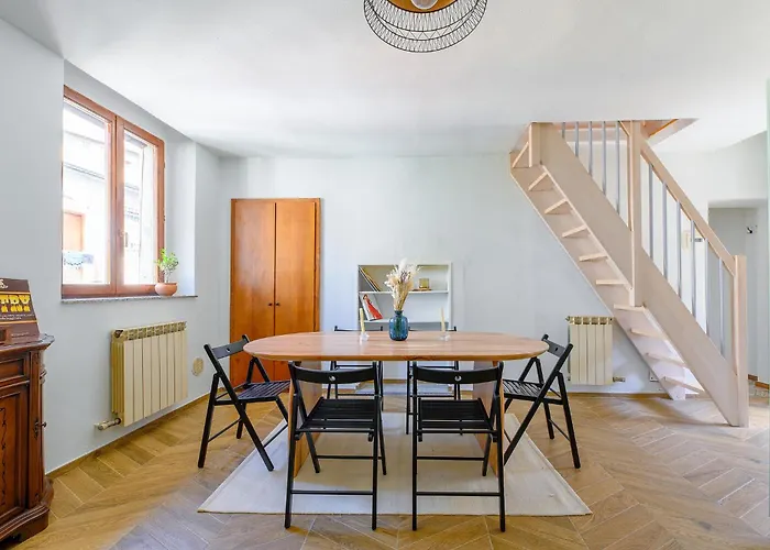 아파트 Charming Modern In Medieval Courtyard