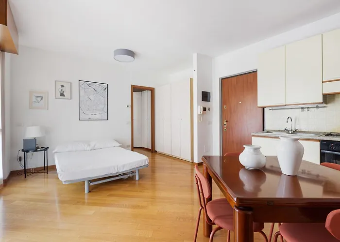 Cosy With Balcony & Private Garage *