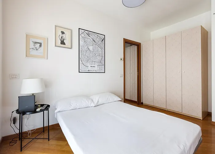 Cosy With Balcony & Private Garage * Milánó