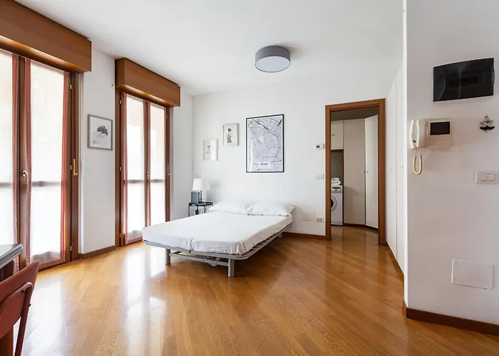 Cosy With Balcony & Private Garage