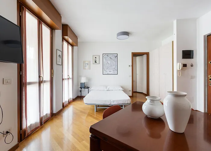 Cosy With Balcony & Private Garage * Milánó