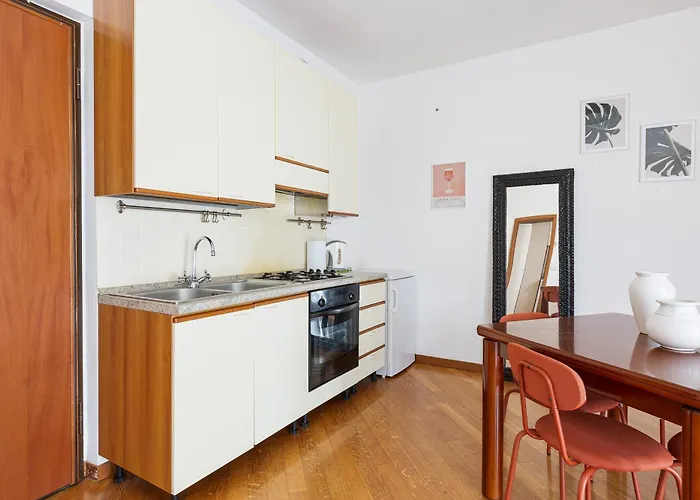 Cosy With Balcony & Private Garage