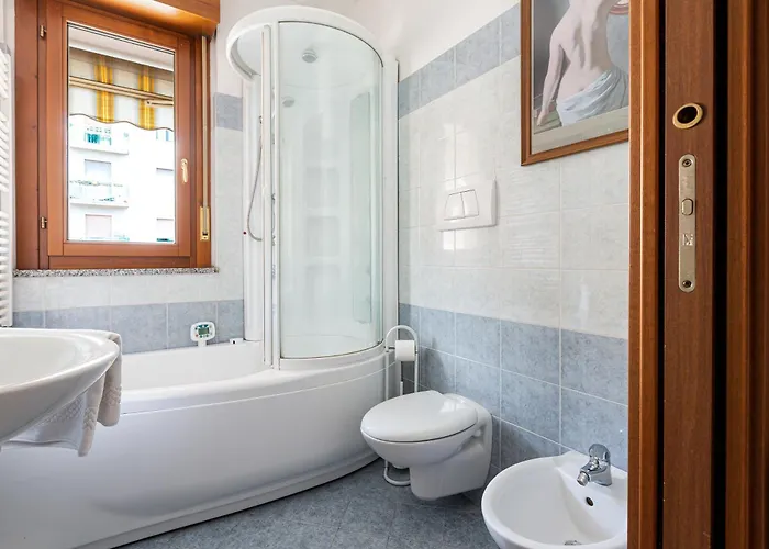 Cosy With Balcony & Private Garage Apartman Milánó