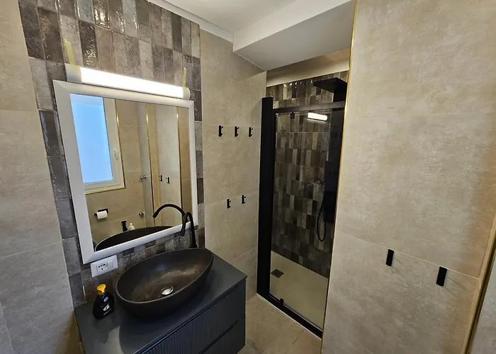 Exclusive Floor 2-bedroom Flat *