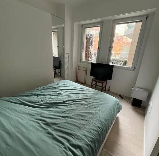 Modern - Walking Distance To Station