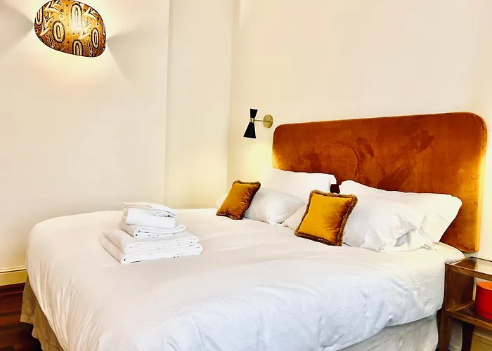 Elegant Historic On A Tree-lined Avenue Near Cadorna Station And Last Supper 밀라노