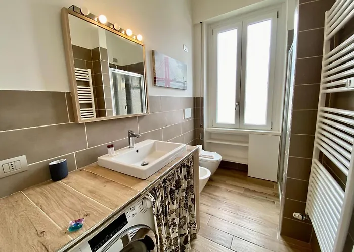 アパート Guesthost - Piazzale Susa Bright Flat Con Veranda ミラノ