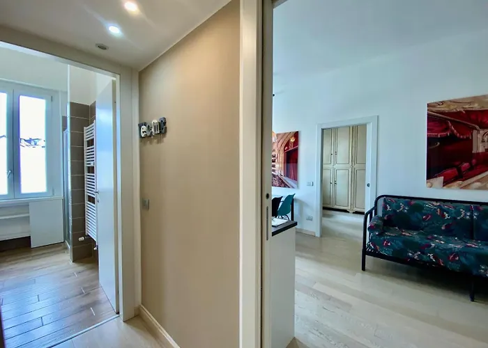 Guesthost - Piazzale Susa Bright Flat Con Veranda アパート ミラノ