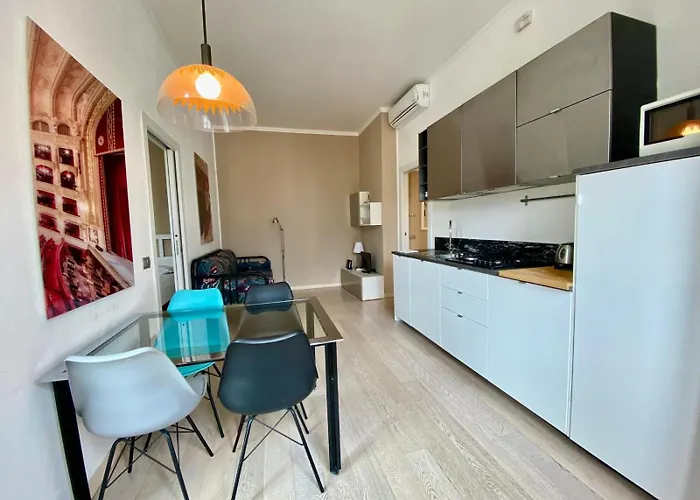 アパート Guesthost - Piazzale Susa Bright Flat Con Veranda ミラノ