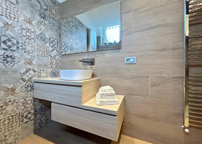 R39 Elegant With Private Parking Apartment *