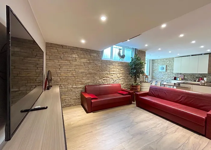 R39 Elegant With Private Parking Apartment