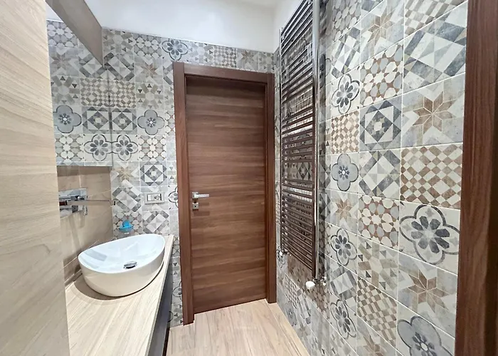 R39 Elegant With Private Parking Apartment