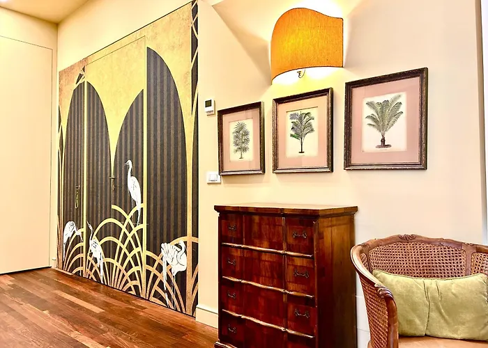 Elegant Historic On A Tree-lined Avenue Near Cadorna Station And Last Supper 아파트 밀라노