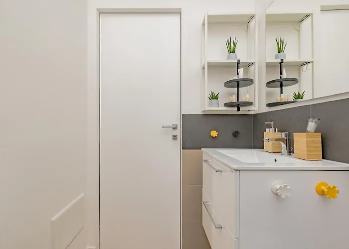 Comfy & Chic Near Universita Iulm & Famagosta-ideal For Work Lägenhet
