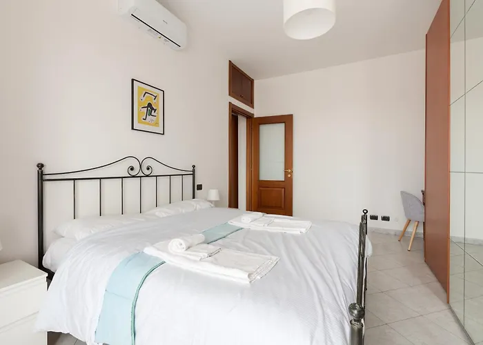 Guesthost - Piazzale Brescia- Cosy With Balcony * 밀라노