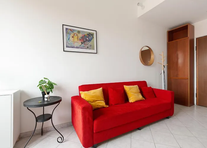 Guesthost - Piazzale Brescia- Cosy With Balcony