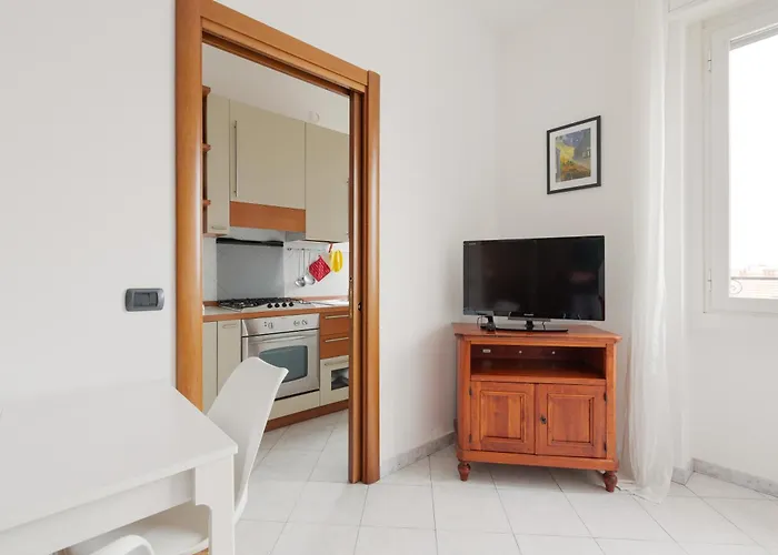 Guesthost - Piazzale Brescia- Cosy With Balcony شقة *