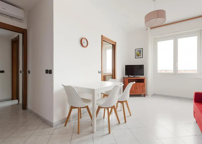 Guesthost - Piazzale Brescia- Cosy With Balcony *