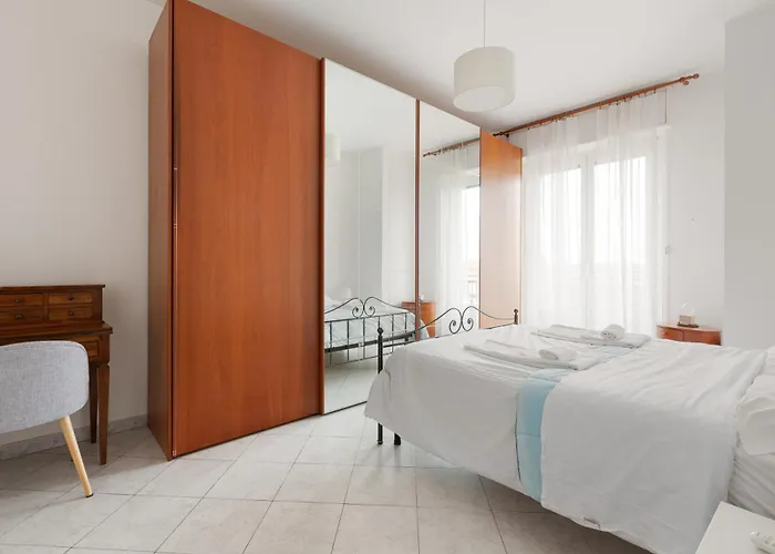 Guesthost - Piazzale Brescia- Cosy With Balcony ميلان