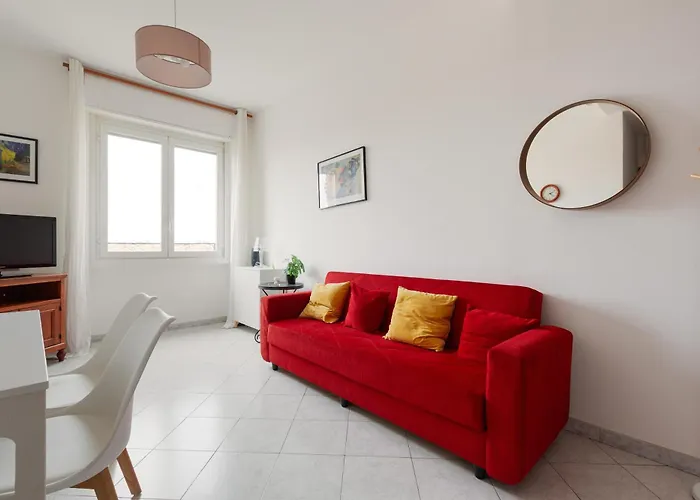 Guesthost - Piazzale Brescia- Cosy With Balcony