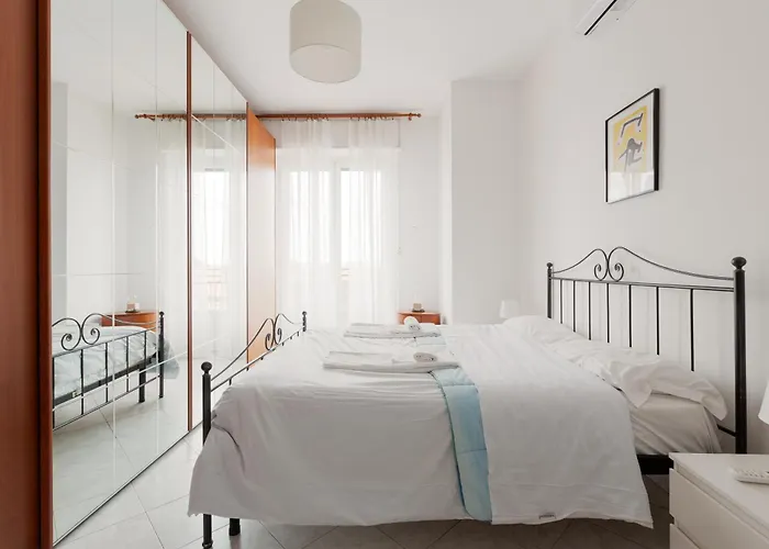 Guesthost - Piazzale Brescia- Cosy With Balcony Milano