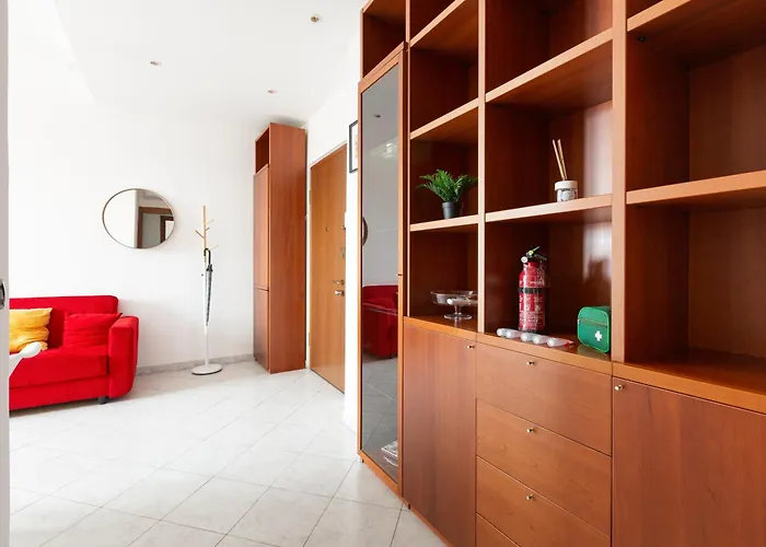 Guesthost - Piazzale Brescia- Cosy With Balcony *