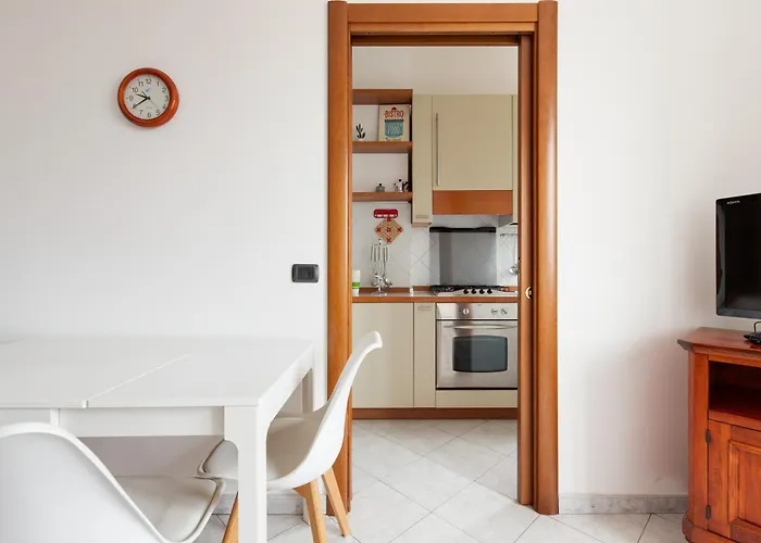 Guesthost - Piazzale Brescia- Cosy With Balcony 밀라노
