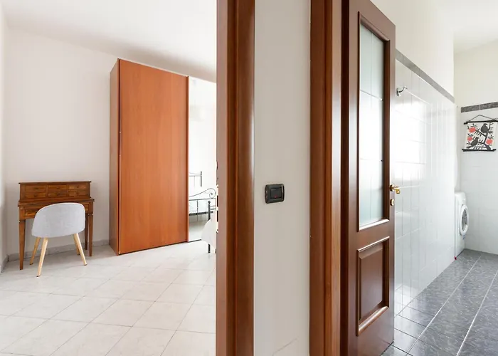 Guesthost - Piazzale Brescia- Cosy With Balcony 아파트