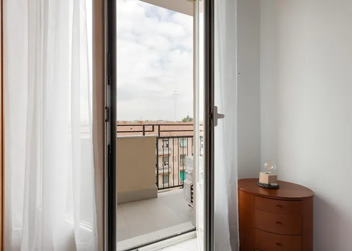 Guesthost - Piazzale Brescia- Cosy With Balcony 밀라노