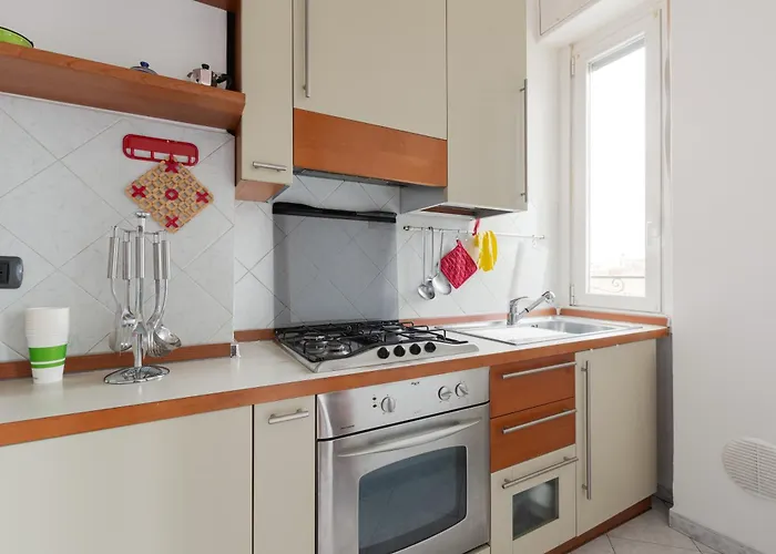 Guesthost - Piazzale Brescia- Cosy With Balcony Lägenhet *