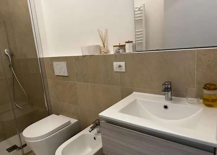 Regina In Sky Santa Giulia - Sky Tv, Wifi E Breakfast Box