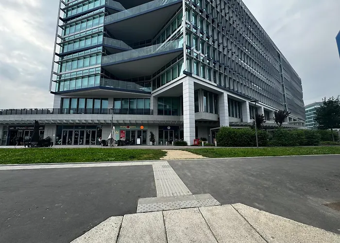 Regina In Sky Santa Giulia - Sky Tv, Wifi E Breakfast Box Milano