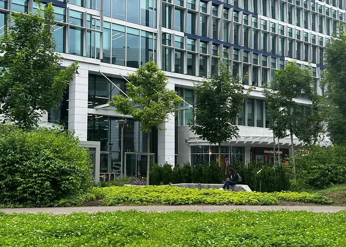 Regina In Sky Santa Giulia - Sky Tv, Wifi E Breakfast Box