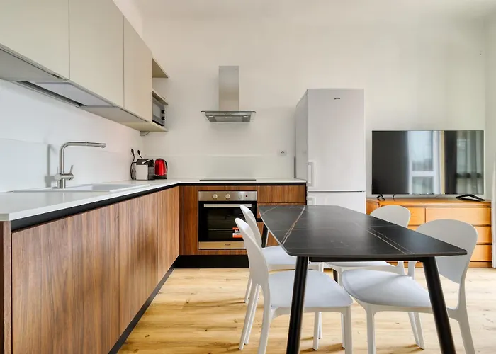 Joivy 1-bed With Balcony Near Subway