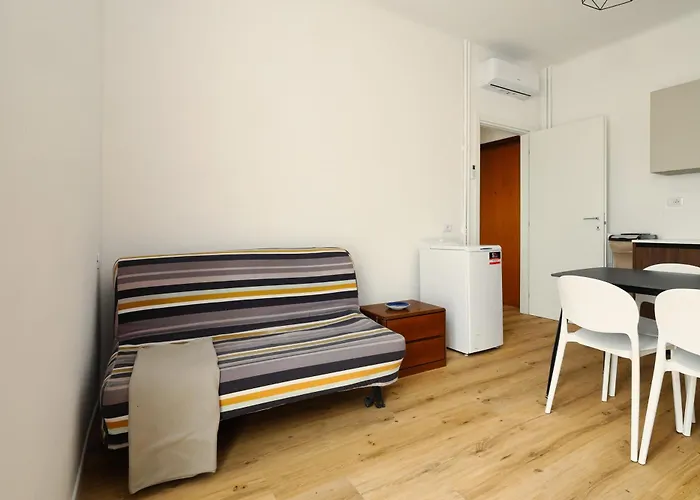 Joivy 1-bed With Balcony Near Subway شقة