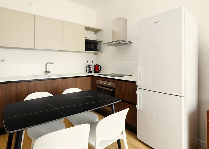 Joivy 1-bed With Balcony Near Subway شقة
