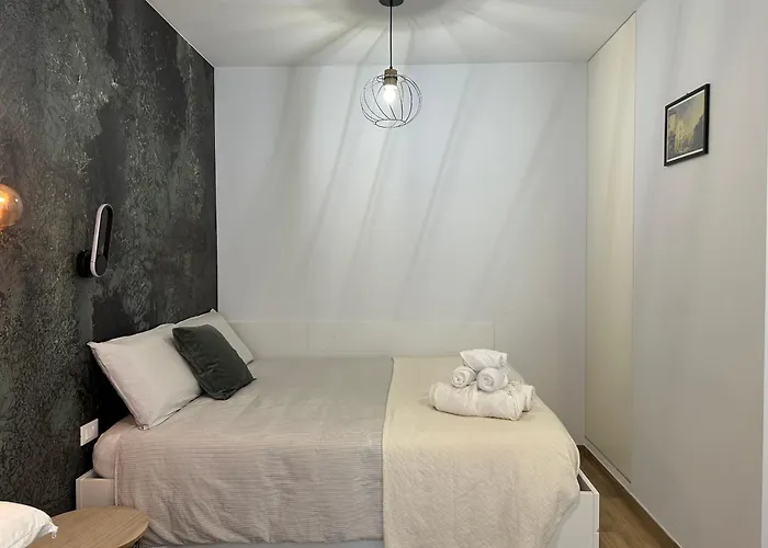 Repetti Design - 10 Min To Centre & Airport Apartment