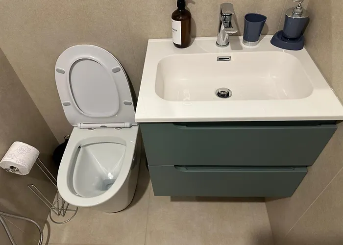 Repetti Design - 10 Min To Centre & Airport Apartment