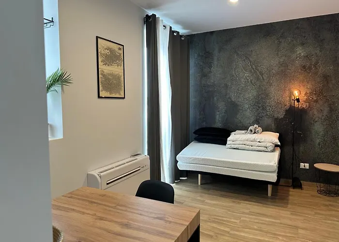 Repetti Design - 10 Min To Centre & Airport Apartment *