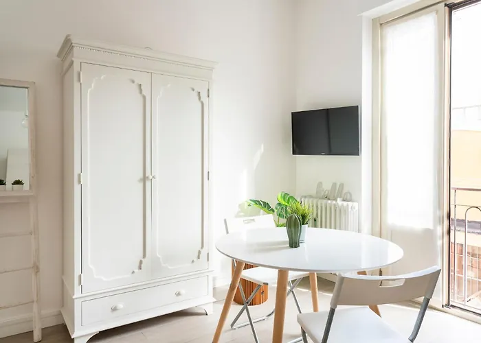 New! Charming & Pretty Flat In Center *