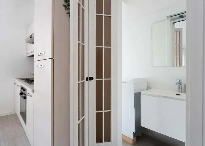 New! Charming & Pretty Flat In Center *